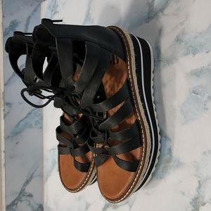 Gianni Bini 2 inch gladiator wedge size 7